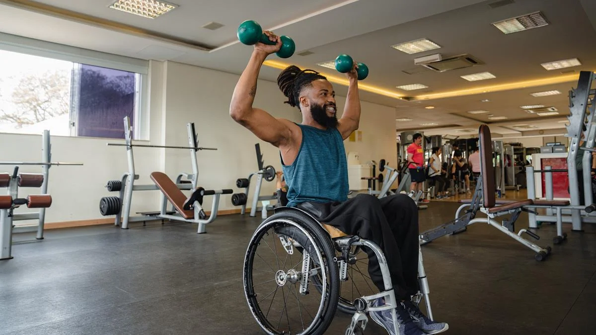 Cadeirante fazendo exercicios